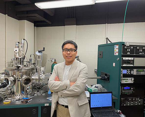 Xin Fan in lab